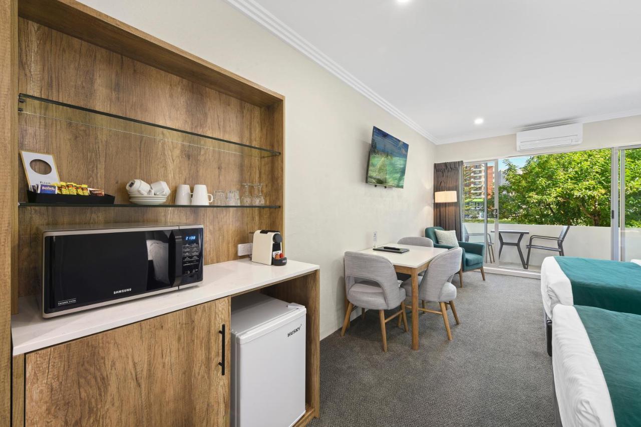 Palm Court Motor Inn Порт-Маккуори Экстерьер фото